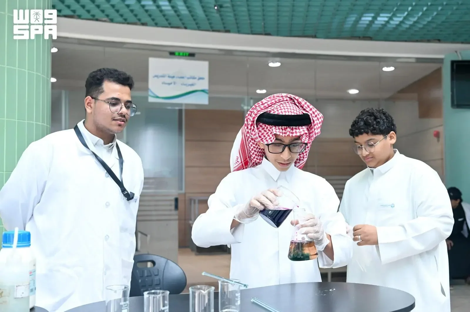 علوم وتقنيات / تجارب تفاعلية تحتفي باليوم العالمي للكيمياء في جامعة جازان